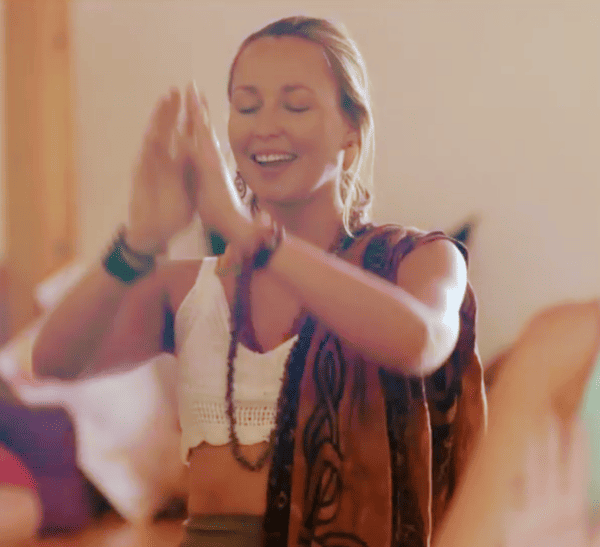 Yogalehrerin Alessandra Moog lächelt und bewegt sich während einer Kundalini-Yoga-Kriya.