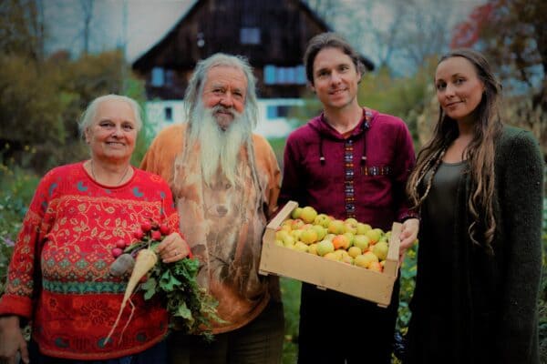 familie-wolf-dieter-storl-autorin-alessandra-moog-clemens-arvay-buch-in-zukunft-selbstversorgt-und-autark-im-allgaeu-youtube